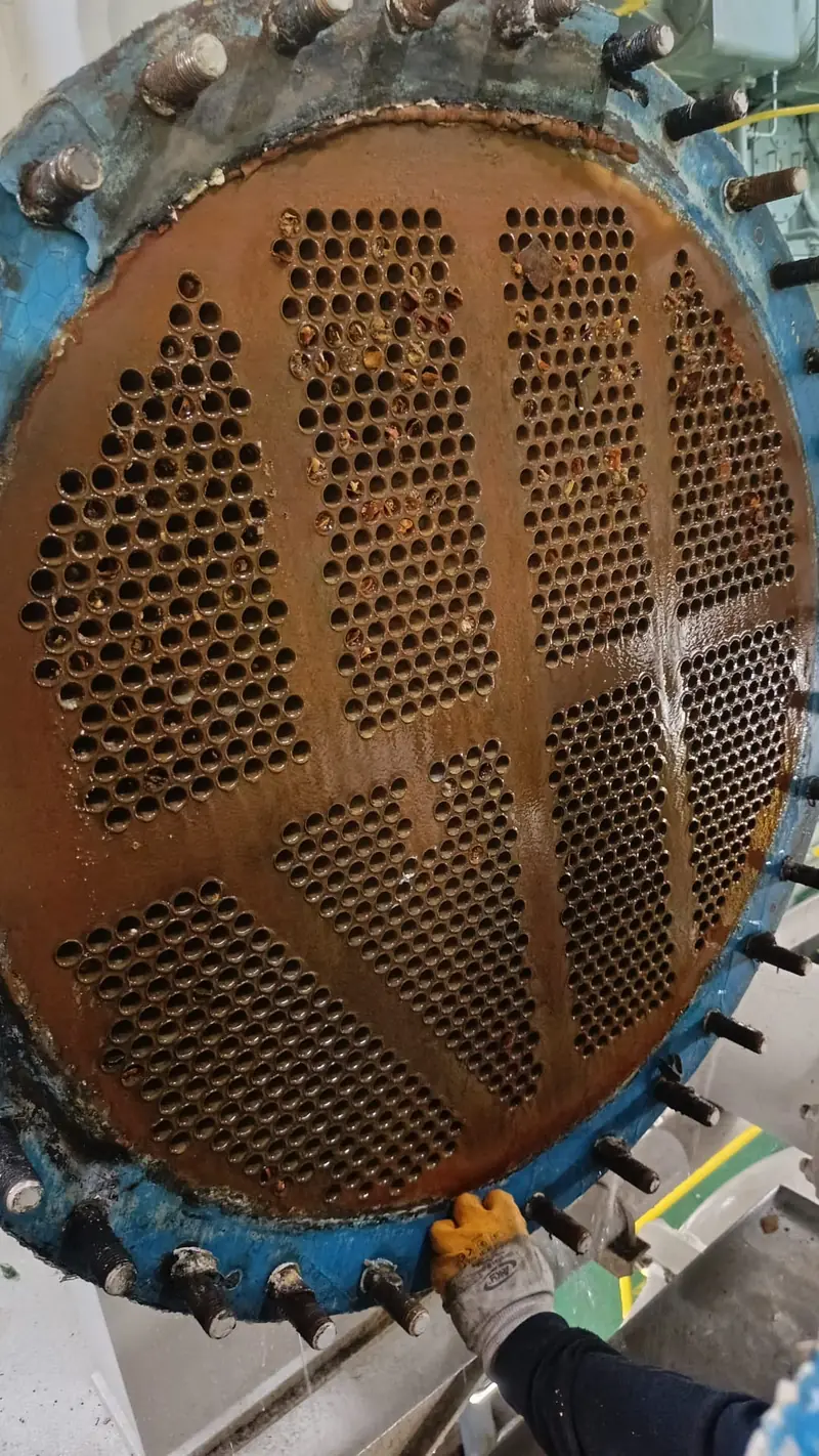 Exchanger opened on board with corrosion on the tube sheet